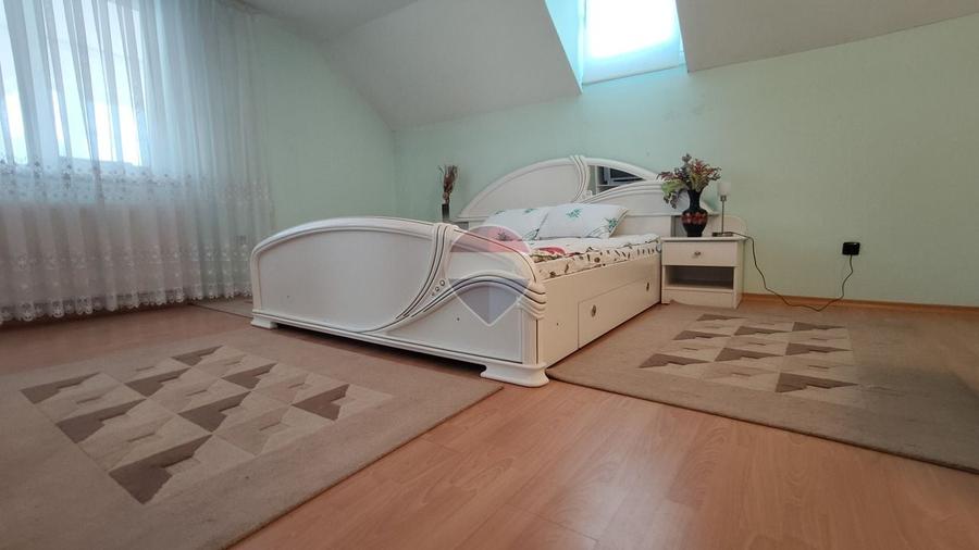 Casă individuală cu 7 camere cu Teren 4431 Mp în Vâlcele