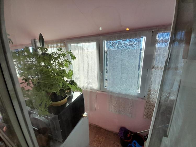 Apartament cu 3 camere semidecomandat, mobilat în Independenței