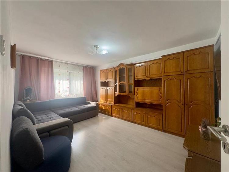 Apartament cu 3 camere decomandat, mobilat în Nicolina