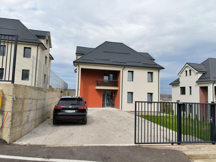 Casă cu 4 camere în Dezmir