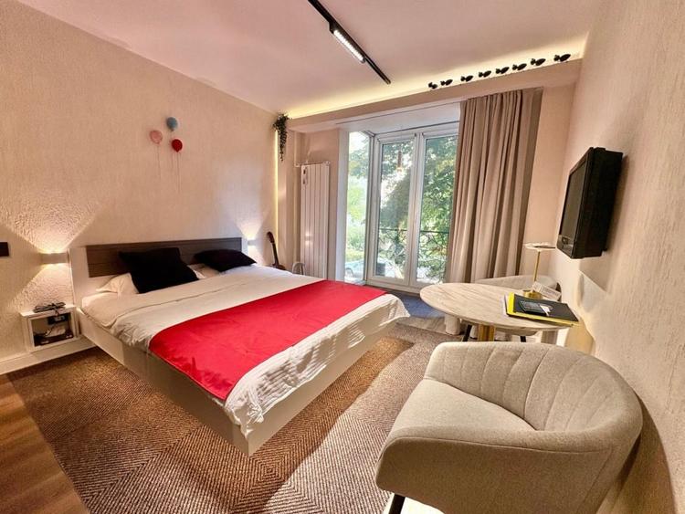 Apartament cu 2 camere semidecomandat, mobilat în Victoriei