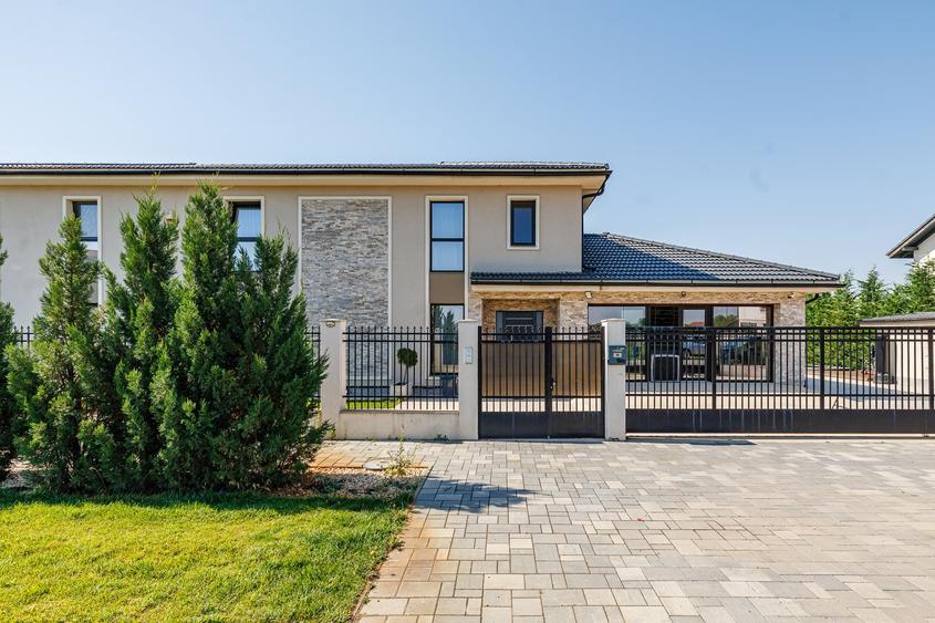 Casă individuală cu 8 camere cu Canalizare în Giroc