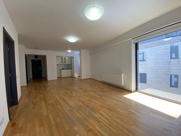 Apartament cu 3 camere semidecomandat în Aviatorilor