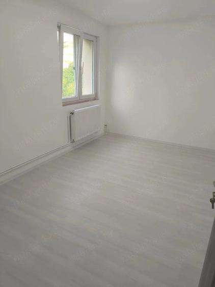 Apartament cu 3 camere semidecomandat în Berceni