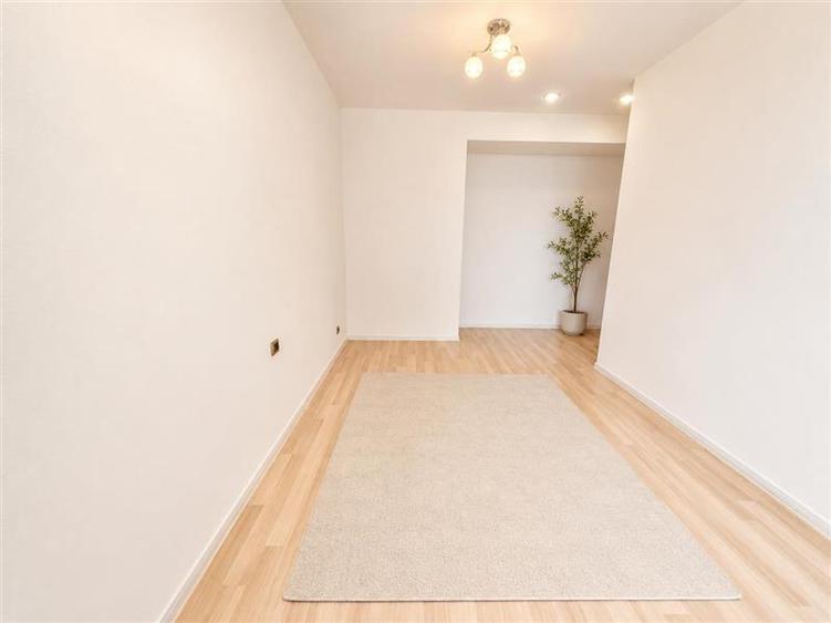 Apartament cu 3 camere decomandat în Tractorul