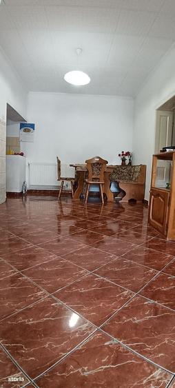 Casă cu 2 camere decomandat în Diosig