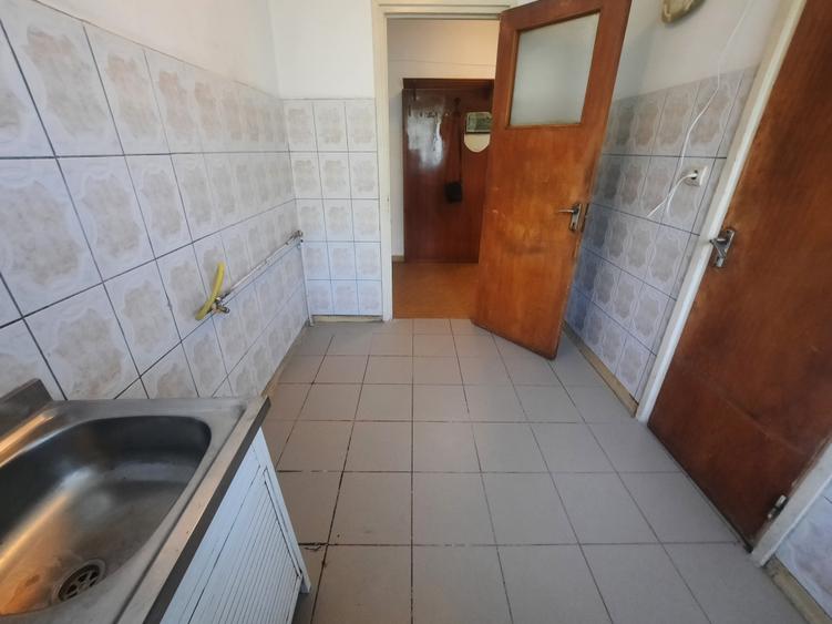 Apartament cu 3 camere decomandat în Berceni