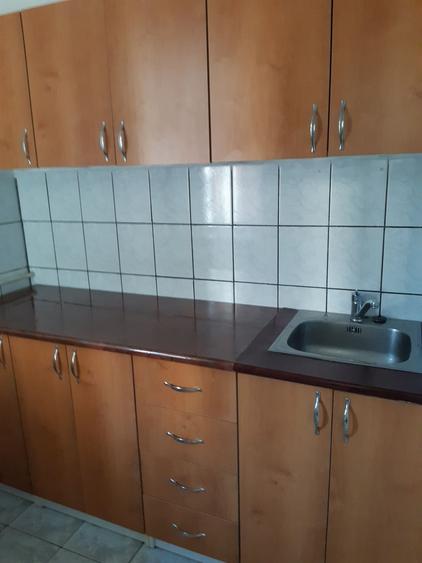 Garsonieră decomandată în Girocului