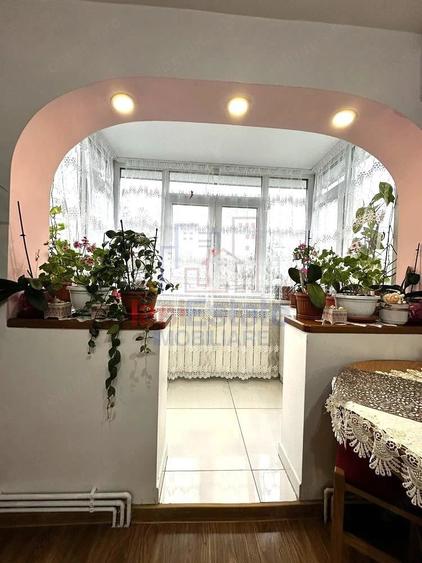 Apartament cu 3 camere semidecomandat în Filiași