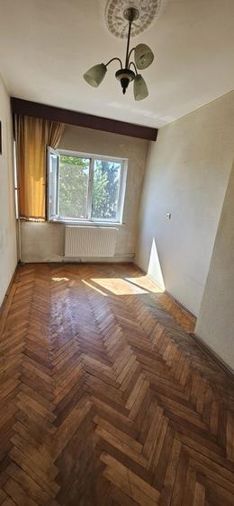 Apartament cu 3 camere decomandat în Valea Moșneagului