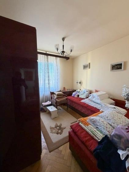 Apartament cu 3 camere semidecomandat, mobilat în Ultracentral