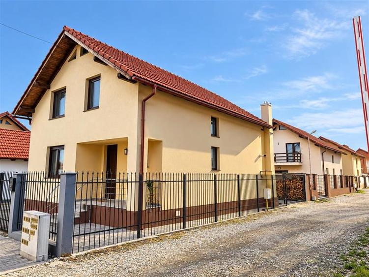Casă individuală cu 4 camere cu Canalizare în Periferie