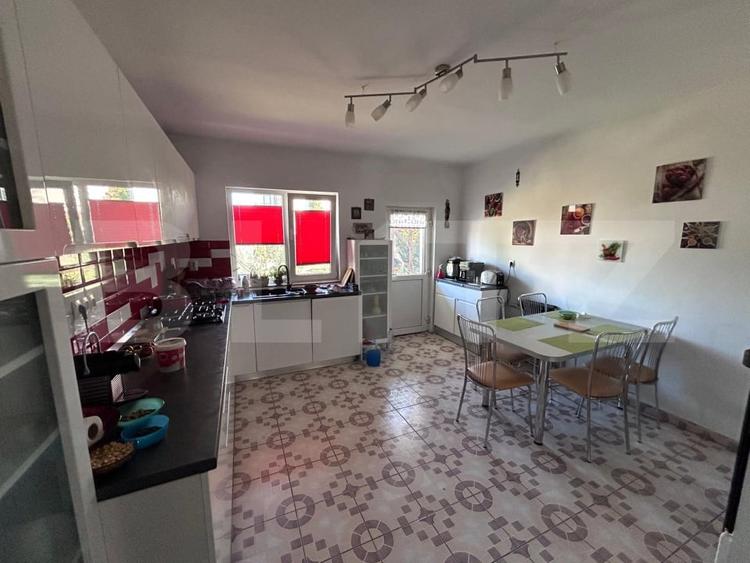 Casă individuală cu 8 camere cu Canalizare în Grigorescu