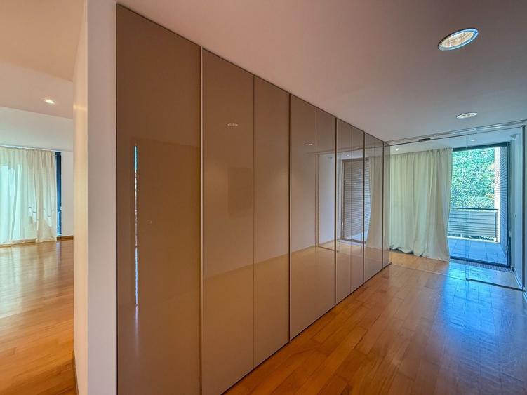 Apartament cu 3 camere semidecomandat, mobilat în Primăverii