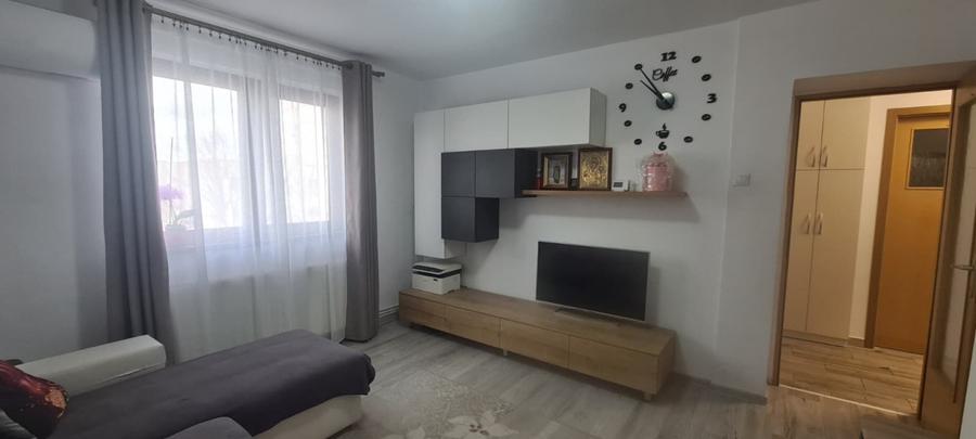 Apartament cu 3 camere decomandat, mobilat în Tractorul