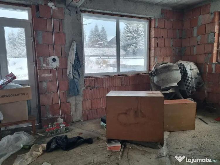 Casă cu 7 camere cu Teren 1251 Mp în Piatra
