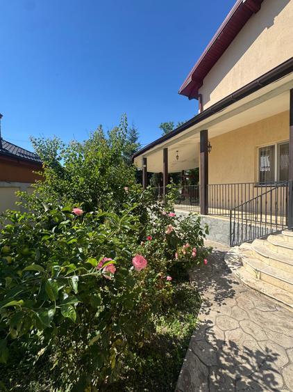 Casă cu 8 camere cu Garaj în Poienarii Burchii