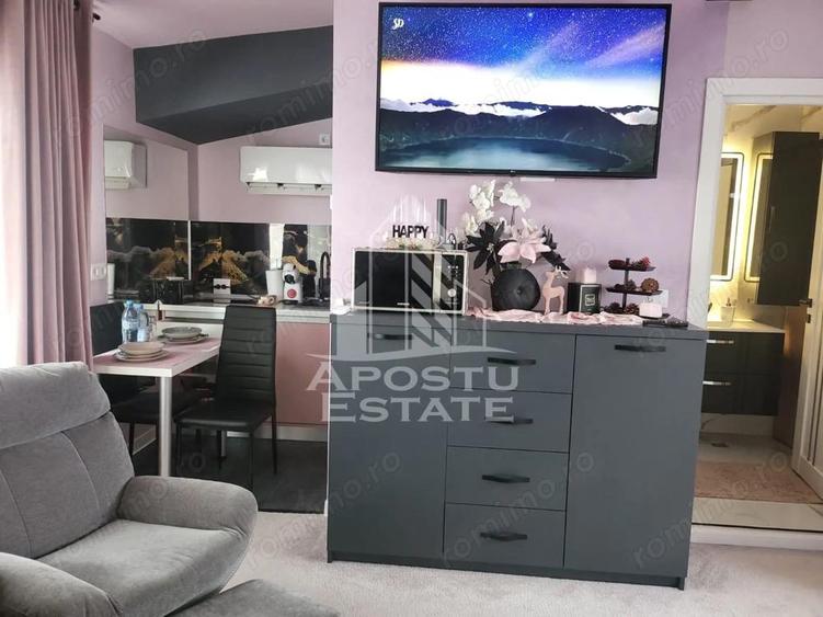 Apartament cu 3 camere semidecomandat în Zăvoi