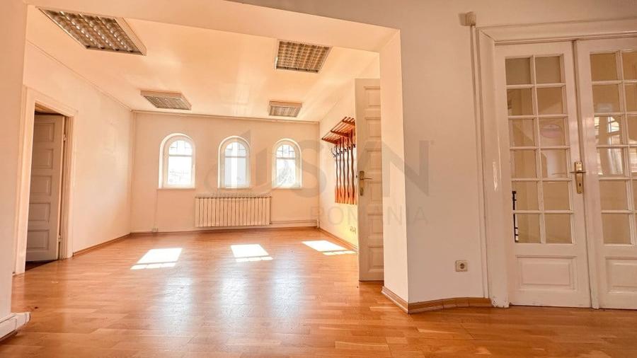 Casă cu 5 camere cu Teren 370 Mp în Aviatorilor