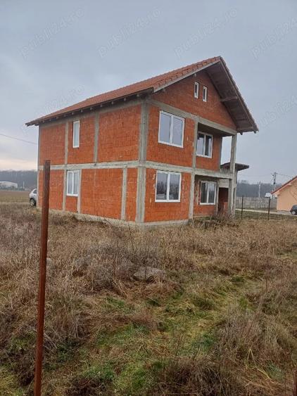 Casă cu Teren 8500 Mp în Leș