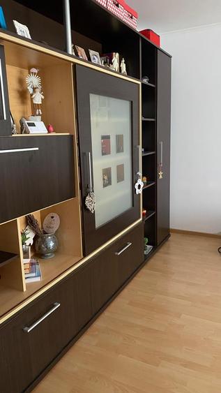 Apartament cu 3 camere semidecomandat în Berceni