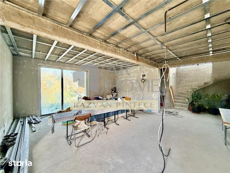 Casă cu 5 camere cu Teren 1095 Mp în Plopu