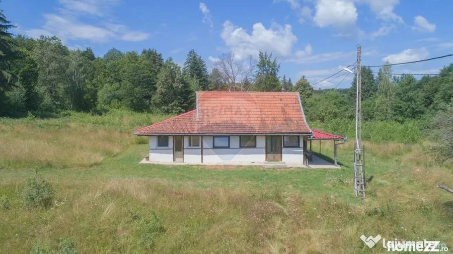 Casă cu 3 camere cu Teren 8100 Mp în Ucea