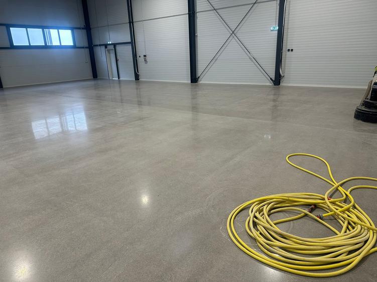 Spațiu industrial, de 900 mp, în Vest