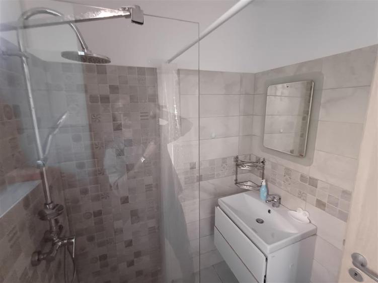 Apartament cu 4 camere decomandat, mobilat în Valea Adâncă