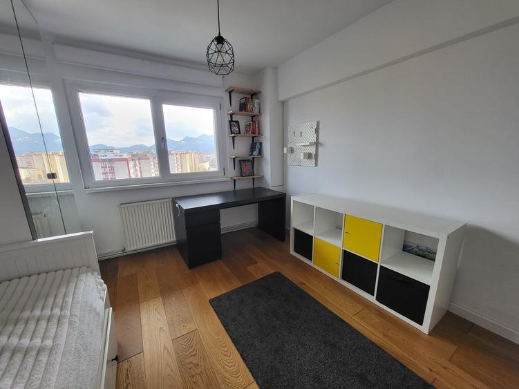 Apartament cu 3 camere decomandat în Exterior Vest