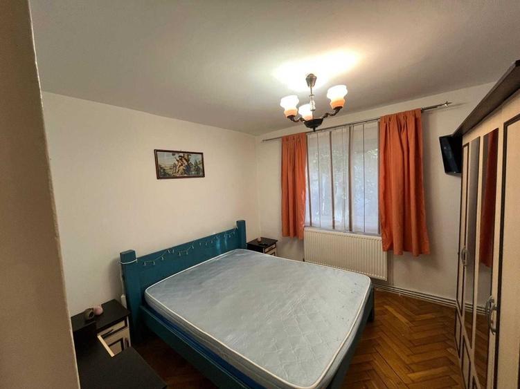 Apartament cu 3 camere semidecomandat în Cetate