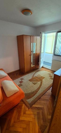 Apartament cu 3 camere semidecomandat, mobilat în Complex Studențesc