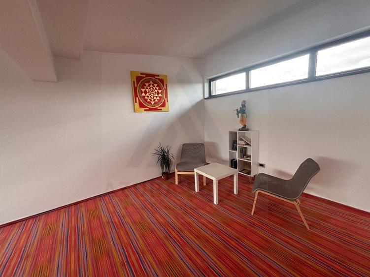 Casă individuală cu 10 camere cu Canalizare în Central