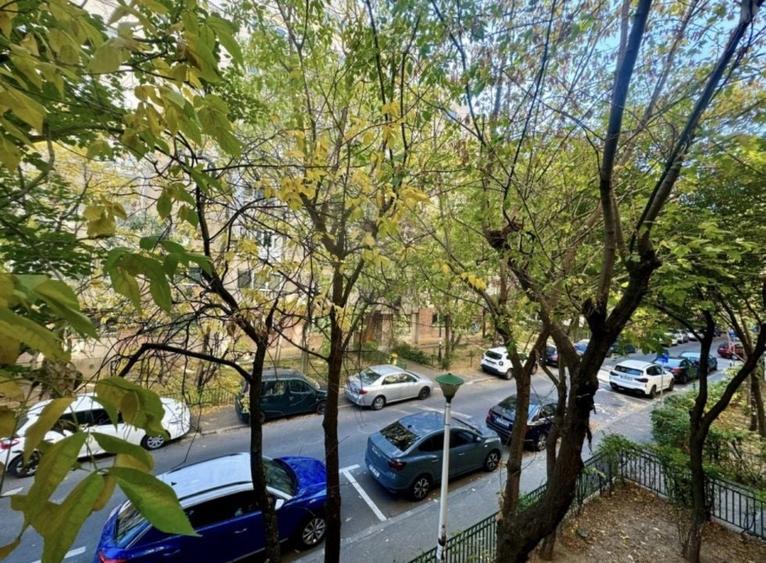 Apartament cu 3 camere decomandat în Panduri