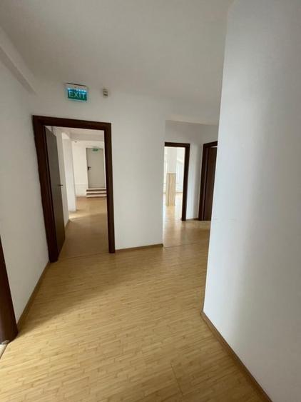 Casă individuală cu 7 camere cu Canalizare în Prelungirea Ghencea