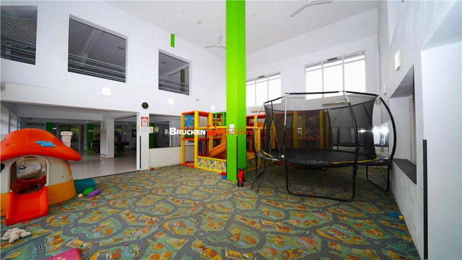 Spațiu comercial, de 700 mp, în Sânmartin