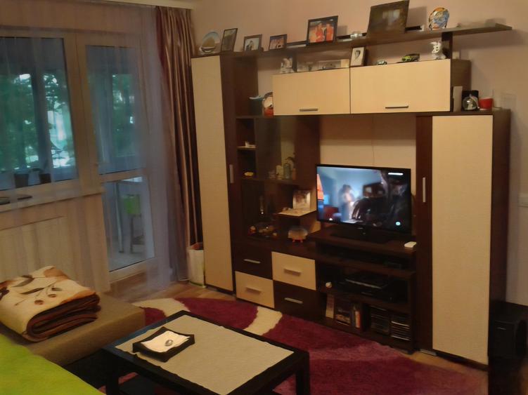 Apartament cu 2 camere semidecomandat, mobilat în Apusului