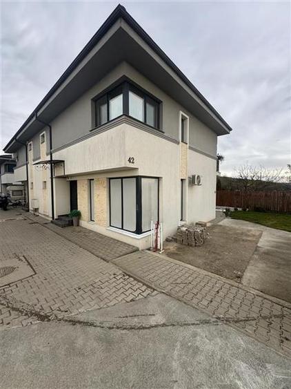 Duplex cu 4 camere cu Canalizare în Sub Coastă