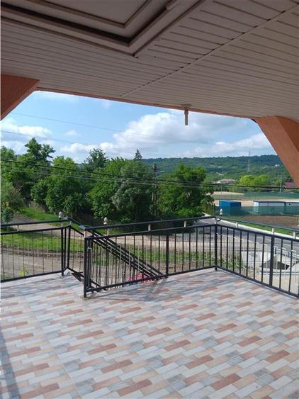 Casă cu 9 camere cu Canalizare în Cârlig