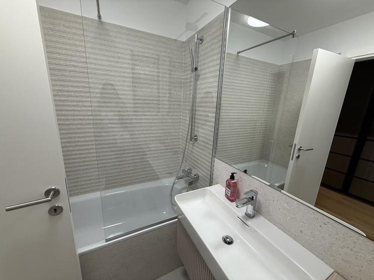 Apartament cu 3 camere semidecomandat, mobilat în Nord
