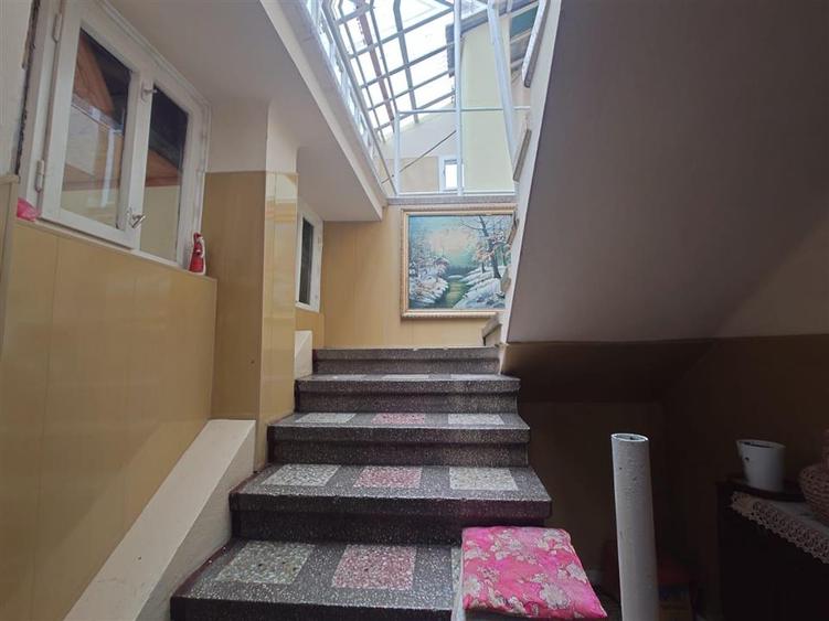 Casă individuală cu 9 camere cu Teren 2339 Mp în Exterior Nord