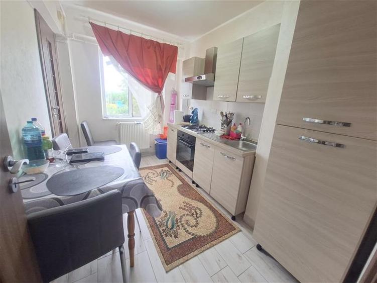 Apartament cu 3 camere semidecomandat, mobilat în Milcov