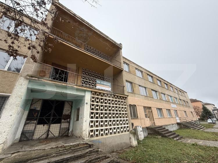 Apartament cu 56 camere decomandat în Cugir
