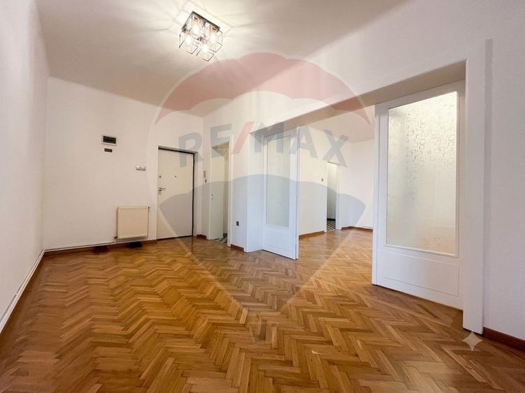 Apartament cu 2 camere decomandat în Centrul Istoric