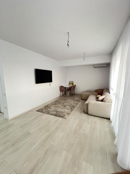 Apartament cu 3 camere semidecomandat în Baicului