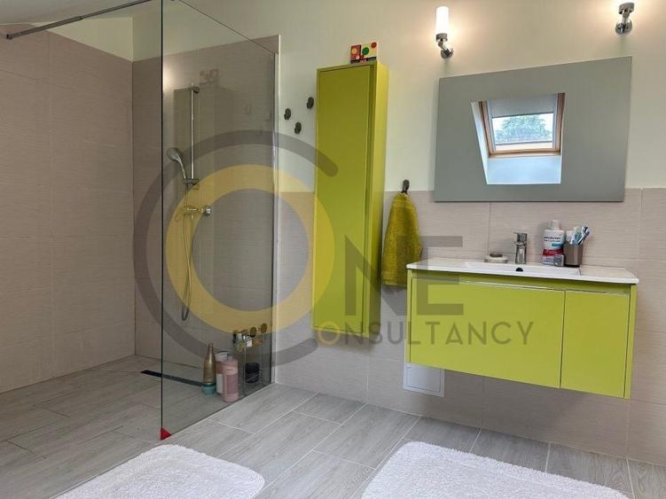 Casă individuală cu 7 camere cu Canalizare în Ostratu