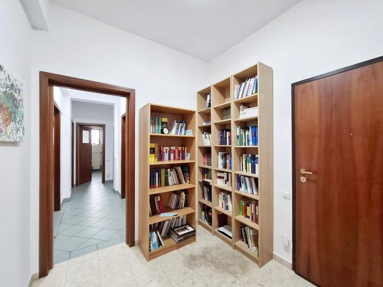 Apartament cu 4 camere decomandat în Primăverii