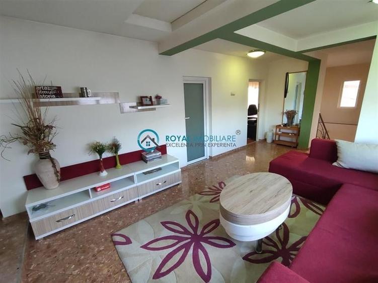 Casă individuală cu 6 camere cu Teren 80 Mp în Central