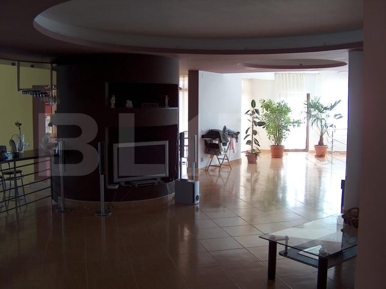 Casă individuală cu 8 camere cu Piscina în Micro 1