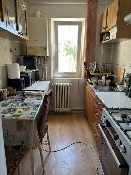 Apartament cu 3 camere semidecomandat, mobilat în Păcurari